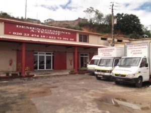 les camions de déménagements devant l'agence